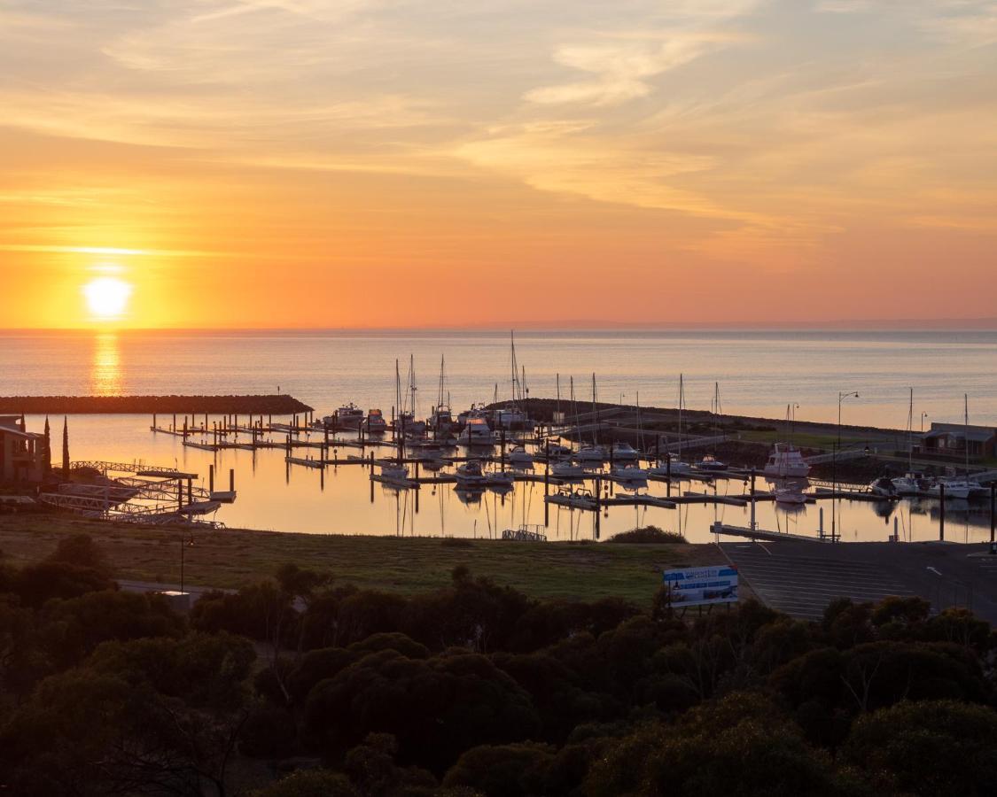 & 3* Port Vincent